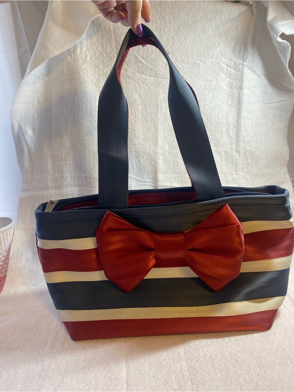 Harvey’s seatbelt bow tote spangled